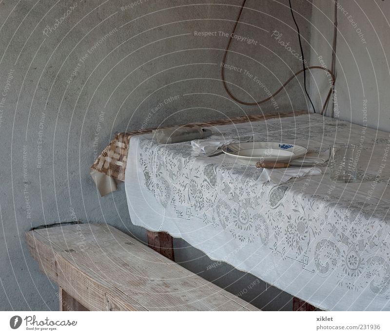 Tabelle Tisch Tischwäsche Foyer Haus rustikal alt Dorf Armut simpel Weißglut Zement Wand Mittagessen Mahlzeit Ernährung Geldinstitut Holz ungewöhnlich retrograd