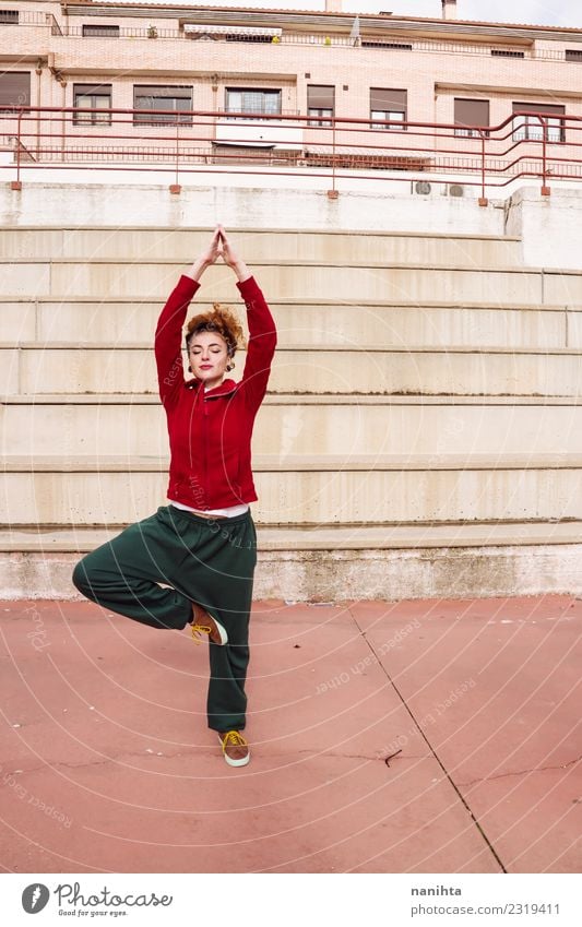 Junge Frau, die eine Yogapose auf der Straße macht. Lifestyle Stil Körper Gesundheit Gesundheitswesen sportlich Fitness Wellness harmonisch Erholung Meditation