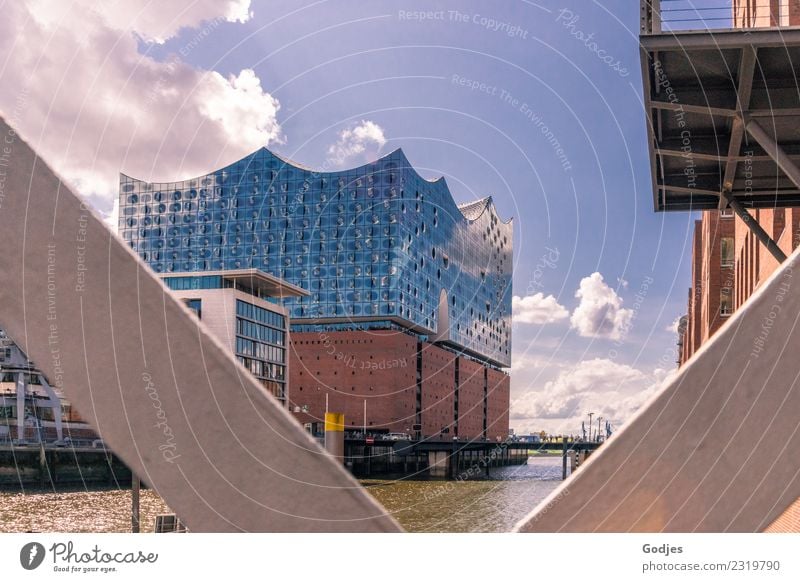 Elbphilharmonie in Hamburg Wasser Himmel Wolken Stadtzentrum Menschenleer Brücke Gebäude Architektur Fassade Balkon Sehenswürdigkeit eckig maritim Perspektive