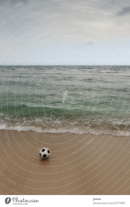 Beachball Natur Wolken Horizont Sommer schlechtes Wetter Strand Meer rund blau braun schwarz weiß Sandstrand Farbfoto Außenaufnahme Menschenleer