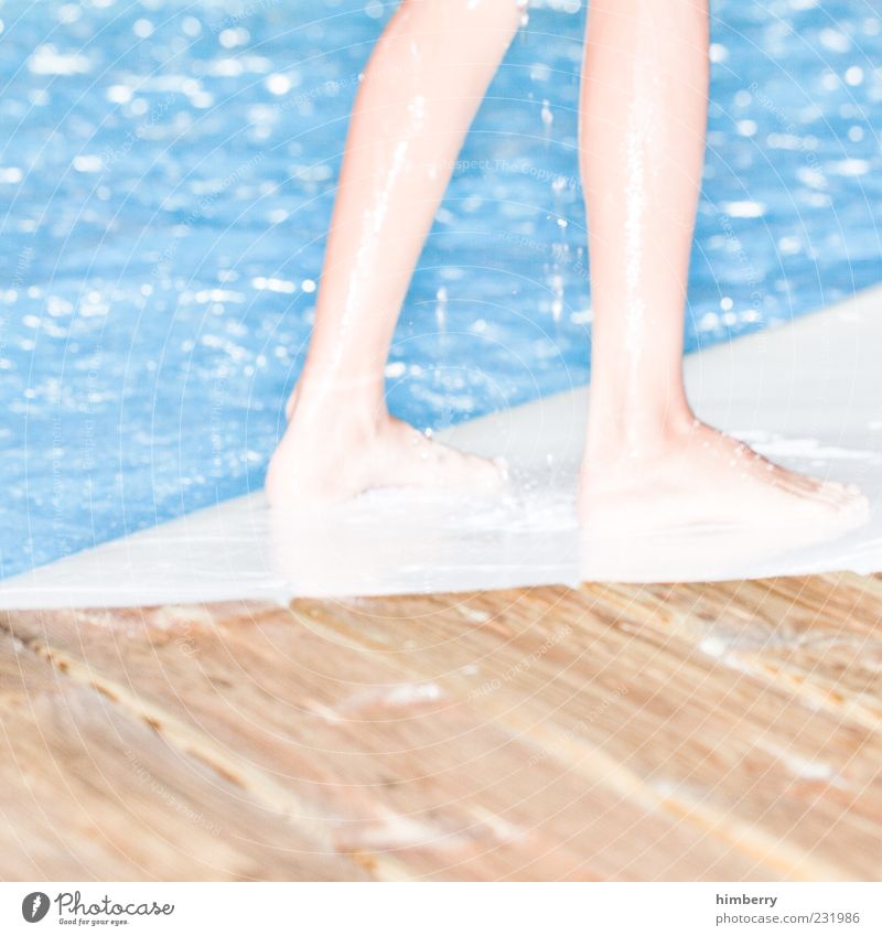 white surfer Lifestyle Stil Freizeit & Hobby Sport Wassersport Sportstätten Sportveranstaltung Schwimmbad Mensch Kind Kindheit Leben Beine Fuß 3-8 Jahre