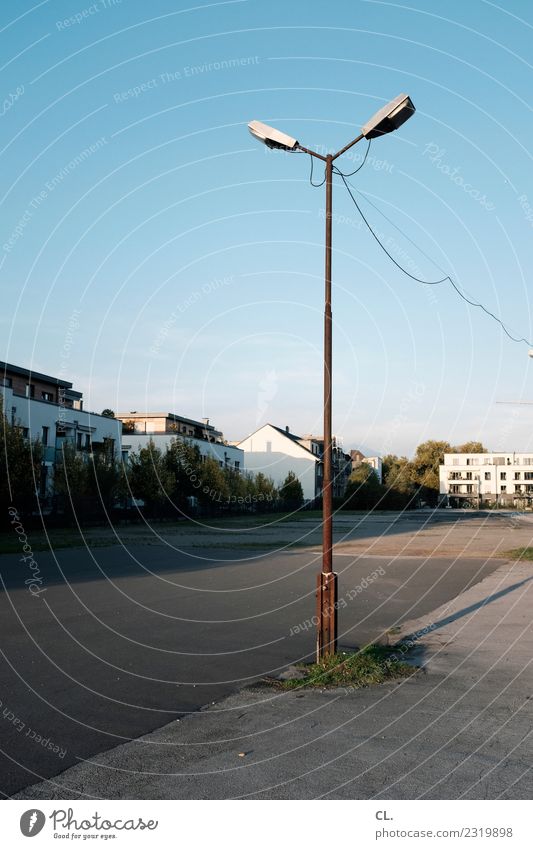 parkplatzbeleuchtung Wolkenloser Himmel Schönes Wetter Haus Platz Verkehr Verkehrswege Straße Wege & Pfade Parkplatz Parkplatzbeleuchtung Laternenpfahl