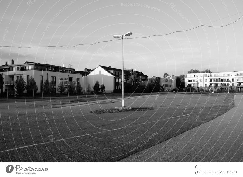 parkplatz Himmel Schönes Wetter Stadt Essen Stadtrand Menschenleer Haus Platz trist Einsamkeit Wege & Pfade Ferne Laternenpfahl Parkplatz Schwarzweißfoto