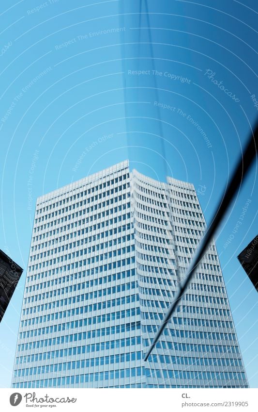 verschiebung Städtereise Architektur Himmel Wolkenloser Himmel Schönes Wetter Düsseldorf Stadt Stadtzentrum Hochhaus Bauwerk Gebäude Fassade ästhetisch