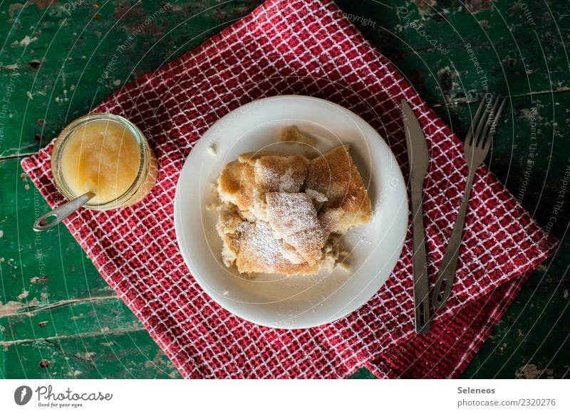 Kaiserschmarrn Lebensmittel Teigwaren Backwaren Süßwaren Pfannkuchen Apfelkompott Ernährung Essen Mittagessen Besteck lecker süß Farbfoto Innenaufnahme