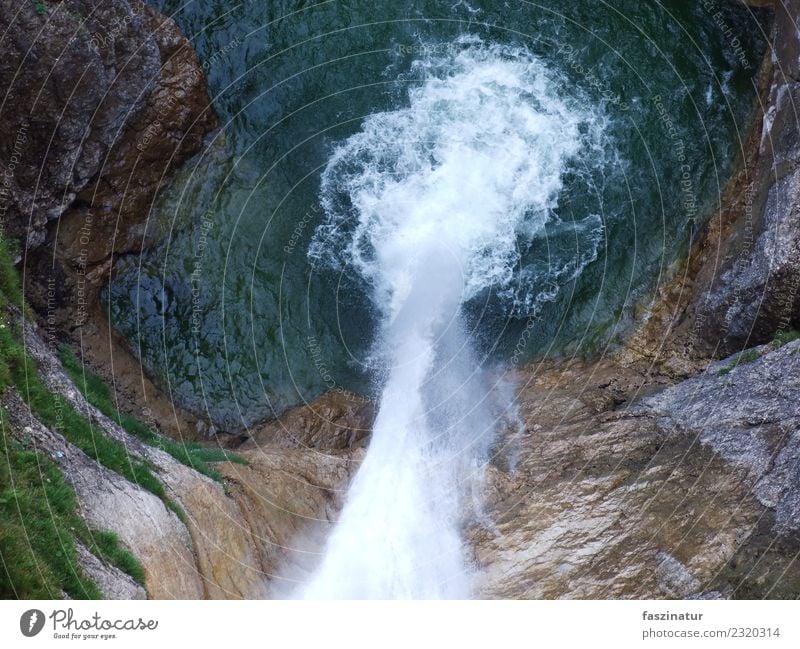 Wasserfall von oben Natur Felsen frisch natürlich Sauberkeit wild blau braun grün türkis weiß Lebensfreude Begeisterung Kraft Abenteuer ästhetisch entdecken