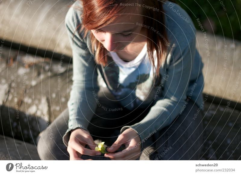 nachdenklich Wohlgefühl Zufriedenheit Erholung ruhig Kindererziehung Mensch feminin Junge Frau Jugendliche Kindheit 1 Umwelt Natur Pflanze Frühling Sommer