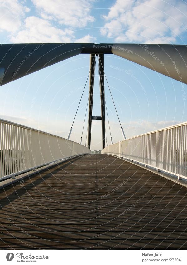 ...und wieder auf den Beinen Träger Brücke Geländer Himmel Holzplanken Wege & Pfade Perspektive