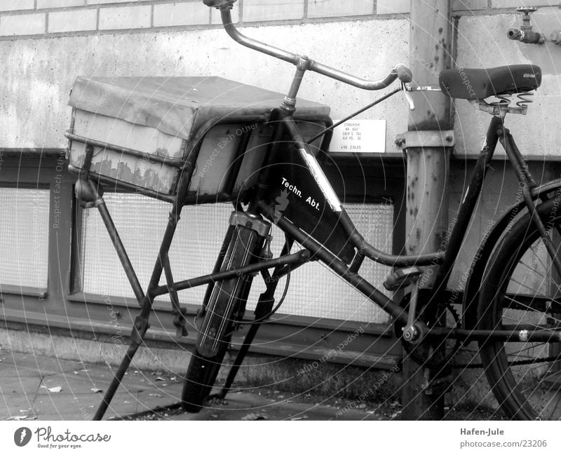 Fahrradkurier Wand aufbocken Freizeit & Hobby alt Schwarzweißfoto Güterverkehr & Logistik