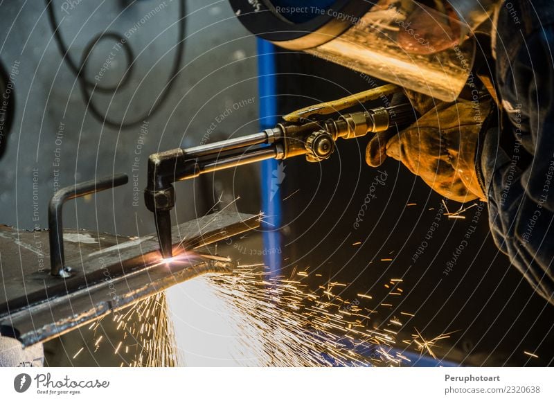 Mann schneidet Eisen Arbeit & Erwerbstätigkeit Fabrik Industrie Business Werkzeug Technik & Technologie Mensch Erwachsene Hand Gebäude Metall Stahl Schutz