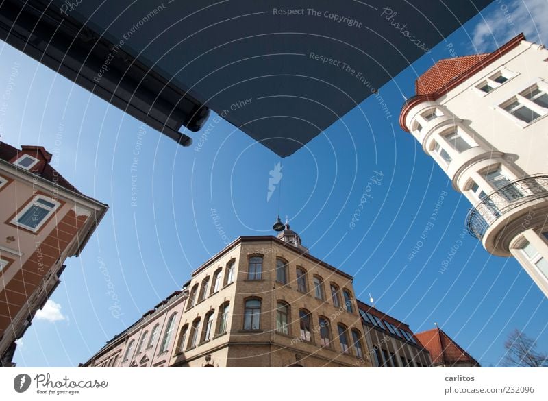 Göttinger Ecken I Wolkenloser Himmel Schönes Wetter Stadtzentrum Altstadt Haus Mauer Wand Fassade Fenster alt ästhetisch historisch blau rot weiß Dach