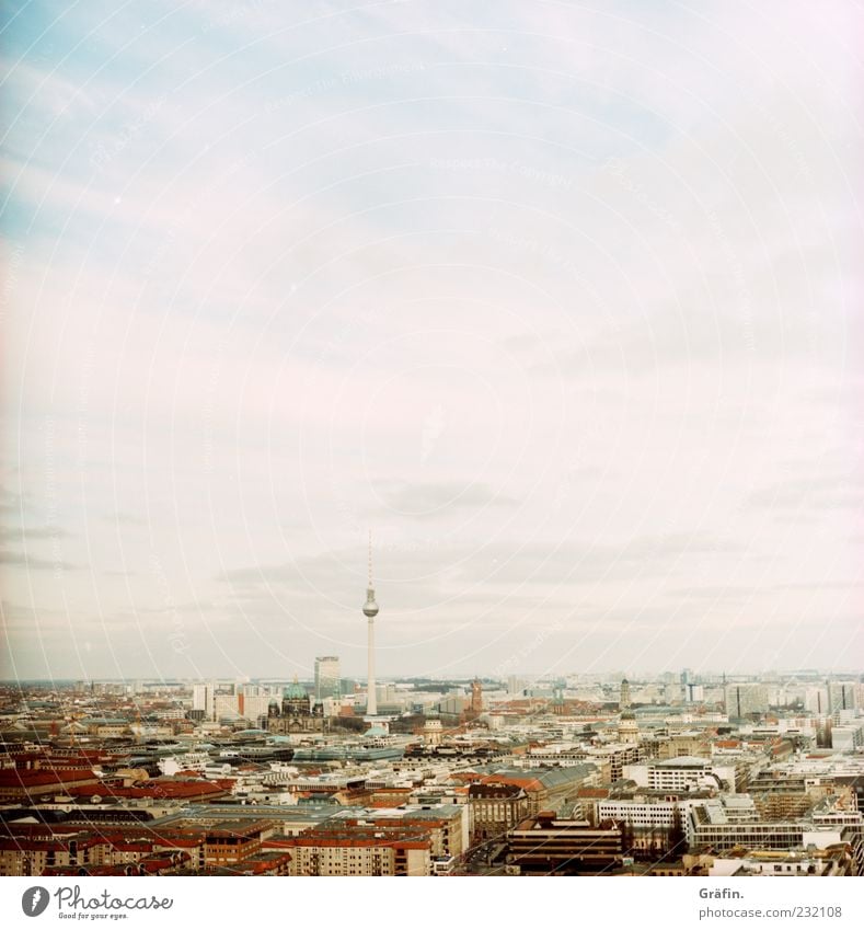 Der Blick zum Horizont Tourismus Berlin Hauptstadt Stadtzentrum Skyline Haus Berliner Fernsehturm Ferne Unendlichkeit grau weiß Heimweh Aussicht Himmel Farbfoto