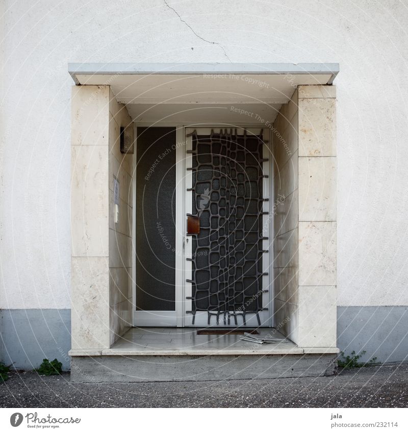 eingang Haus Bauwerk Gebäude Architektur Fassade Tür trist Eingang Eingangstür Farbfoto Außenaufnahme Menschenleer Tag Hauseingang Sicherheit Schutz