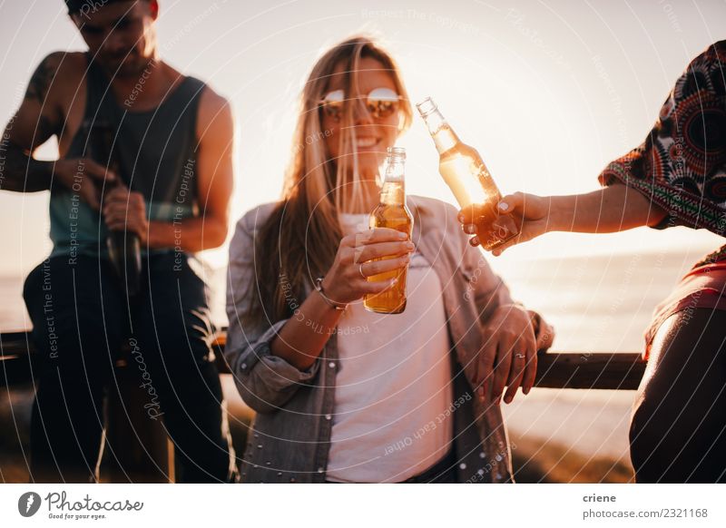 Freunde, die bei einer Outdoor-Party im Sommer mit Bier jubeln. Getränk trinken Alkohol Freude Glück Freizeit & Hobby Ferien & Urlaub & Reisen Freiheit Strand