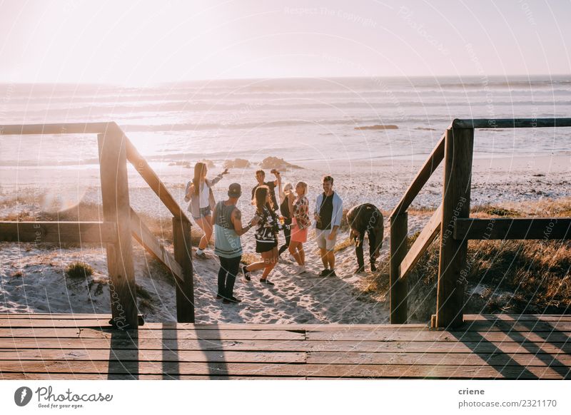 Hipster-Freunde beim Jubeln und Tanzen auf der Beach-Party Getränk trinken Alkohol Bier Freude Glück Freizeit & Hobby Ferien & Urlaub & Reisen Freiheit Sommer