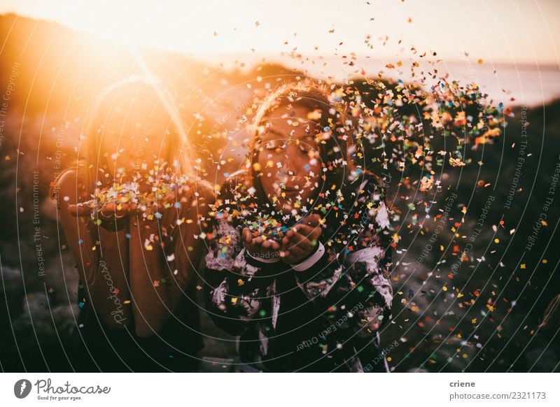 Freunde, die im Sommer mit Konfetti jubeln und feiern. Lifestyle Freude Glück schön Strand Feste & Feiern Silvester u. Neujahr Geburtstag Frau Erwachsene