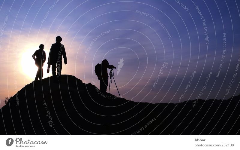 Silhouette der Fotografen auf den Bergen Freizeit & Hobby Ferien & Urlaub & Reisen Sightseeing Berge u. Gebirge Fotokamera Mensch Junge Frau Jugendliche