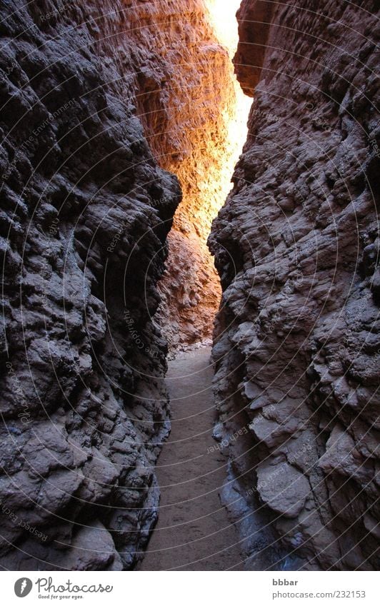 Schlucht Ferien & Urlaub & Reisen Sonne Berge u. Gebirge wandern Natur Landschaft Sand Himmel Herbst Park Hügel Felsen Stein historisch natürlich braun gold