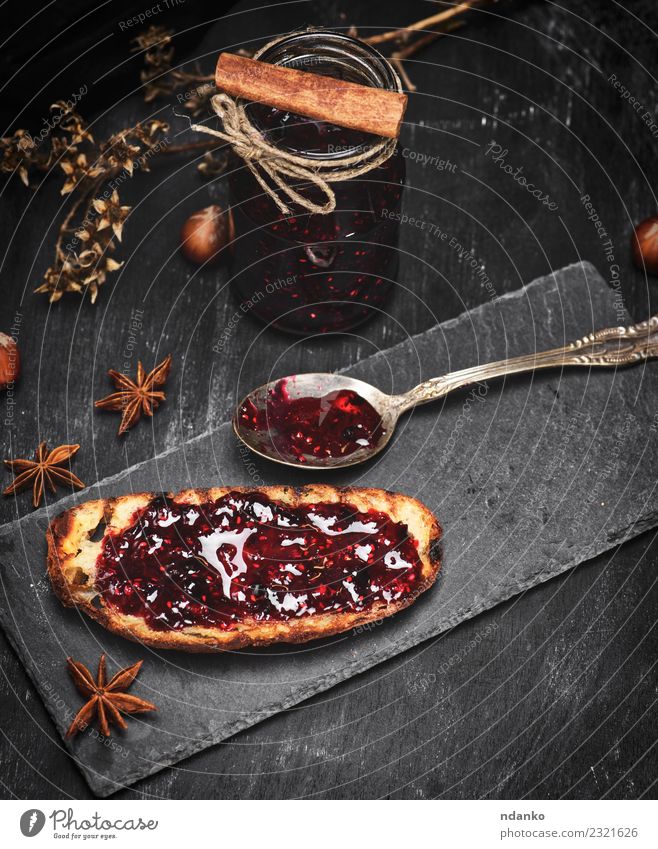 Weißbrot mit Himbeermarmelade Frucht Brot Dessert Süßwaren Marmelade Ernährung Frühstück Mittagessen Löffel Tisch Natur Holz Essen frisch lecker schwarz