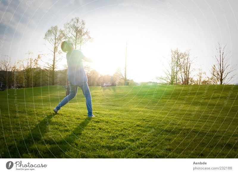 Sommer Freude Glück harmonisch Wohlgefühl Spielen Sommerurlaub Sonne Mensch maskulin Junger Mann Jugendliche 1 18-30 Jahre Erwachsene Natur Landschaft Gras Park