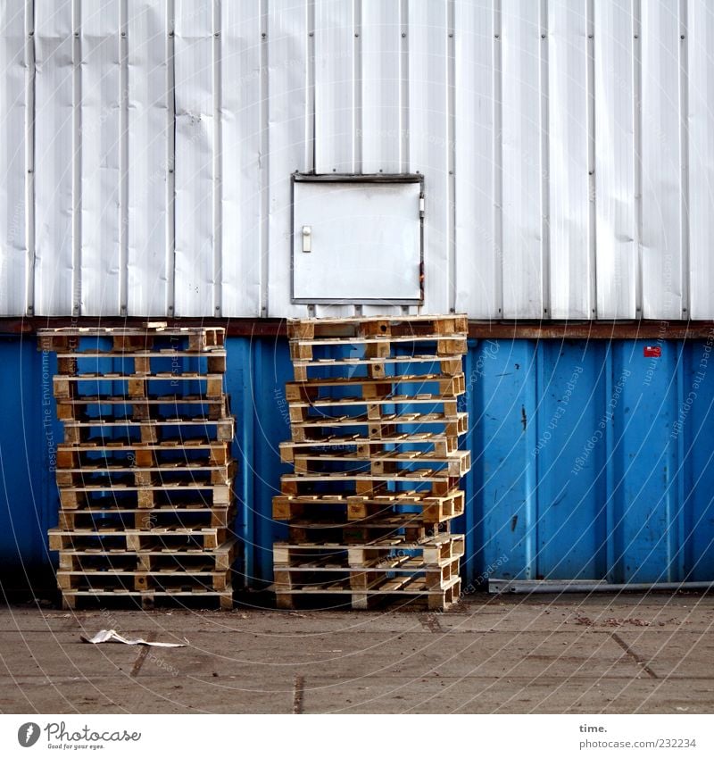 Guttenberge Dienstleistungsgewerbe 2 Mensch Beton Holz Metall blau grau weiß Paletten Wand Lagerhalle Eisen Asphalt parallel vertikal Farbfoto Gedeckte Farben