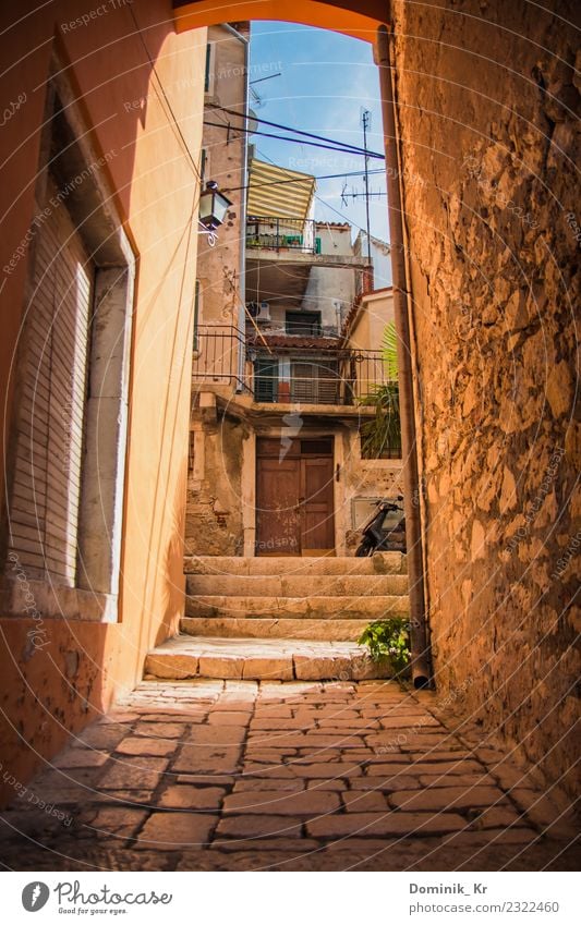 Alley in Rovinj Ferien & Urlaub & Reisen Ausflug Ferne Freiheit Sommer Sommerurlaub Haus Möbel Kunst Architektur Kultur Himmel Wolkenloser Himmel Sonne