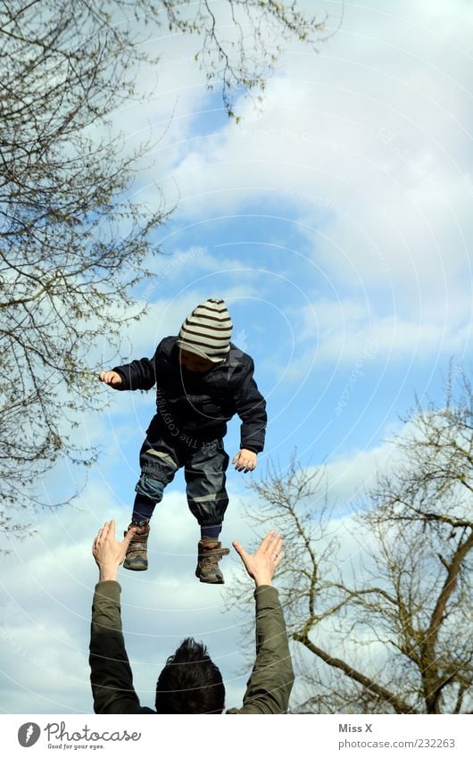 Flieger Spielen Mensch Kind Kleinkind Mann Erwachsene Vater Familie & Verwandtschaft Kindheit 2 1-3 Jahre fliegen Freude Farbfoto mehrfarbig Außenaufnahme