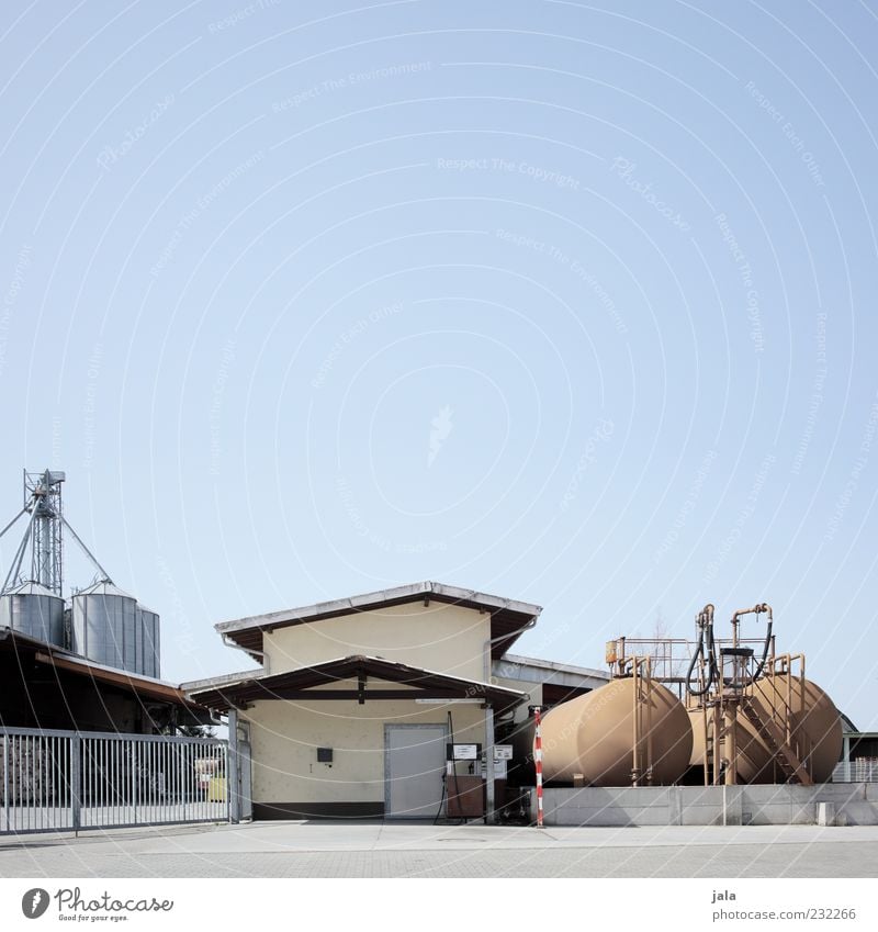 betriebstankstelle Himmel Industrieanlage Fabrik Bauwerk Gebäude Architektur Tankstelle Farbfoto Außenaufnahme Menschenleer Textfreiraum oben Textfreiraum Mitte