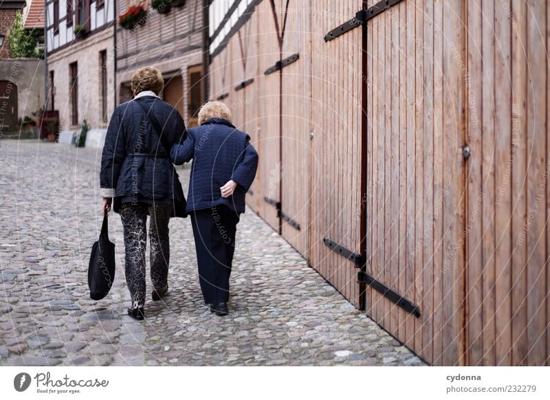 Silver Generation Lifestyle Leben Zufriedenheit Mensch Weiblicher Senior Frau Freundschaft 2 60 und älter Altstadt Haus Mauer Wand Fassade Wege & Pfade Bewegung