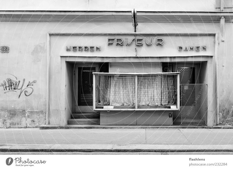 Friseur 22 Haus Gebäude Architektur Ladengeschäft Mauer Wand Fassade Fenster Tür Friseursalon Schwarzweißfoto Außenaufnahme Menschenleer Textfreiraum unten Tag