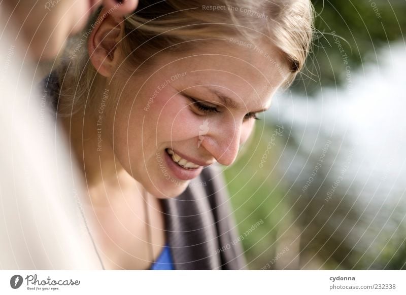 Freude Lifestyle schön Leben harmonisch Wohlgefühl Zufriedenheit Freiheit Mensch Junge Frau Jugendliche Gesicht 18-30 Jahre Erwachsene Sommer Beratung entdecken