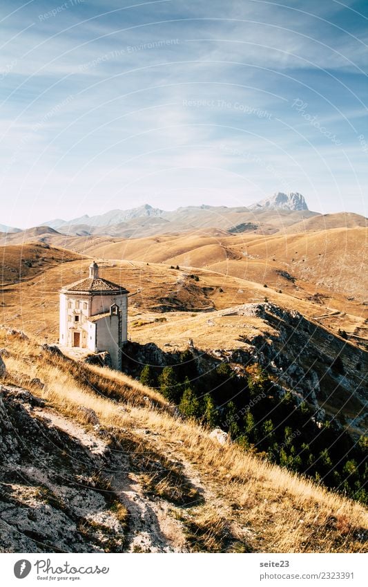 Türmchen vor der Burg Rocca Calascio in den Abruzzen, Italien. Ferien & Urlaub & Reisen Tourismus Ausflug Sommer Sonne Berge u. Gebirge wandern Architektur