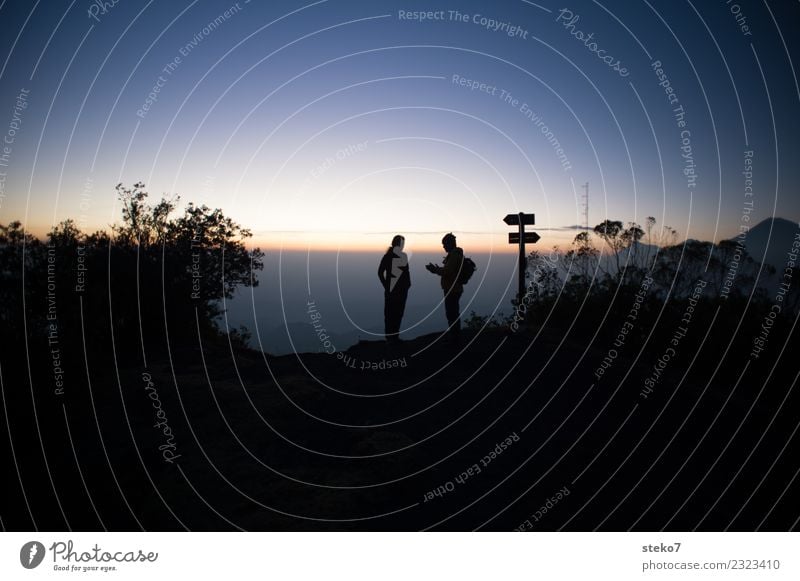 Morgenbesprechung Frau Erwachsene Mann 2 Mensch Berge u. Gebirge Gipfel sprechen wandern Wege & Pfade Beratung erklären Wegweiser planen Außenaufnahme Dämmerung