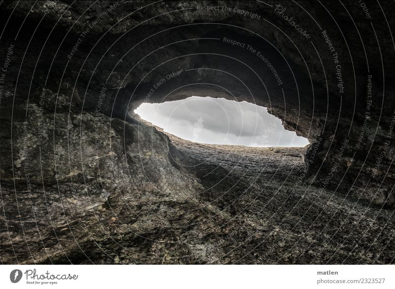 Loch Natur Landschaft Wolken schlechtes Wetter Felsen dunkel braun grau Höhle offen Öffnung Farbfoto Außenaufnahme Muster Strukturen & Formen Menschenleer