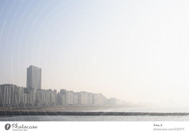 verblasste Erinnerung Oostende Belgien Stadt Skyline Menschenleer Haus trist Einsamkeit Gedeckte Farben Außenaufnahme Textfreiraum rechts Textfreiraum oben Tag