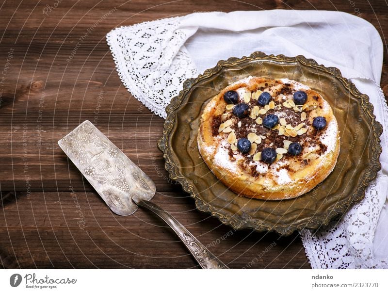 runder Apfelkuchen Frucht Dessert Süßwaren Mittagessen Teller Tisch Holz Essen frisch lecker braun weiß Tradition Pasteten Bäckerei Essen zubereiten rustikal