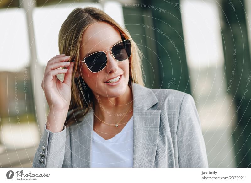 Schöne junge blonde Frau mit Sonnenbrille Lifestyle Stil schön Haare & Frisuren Mensch feminin Junge Frau Jugendliche Erwachsene 1 18-30 Jahre Herbst Straße