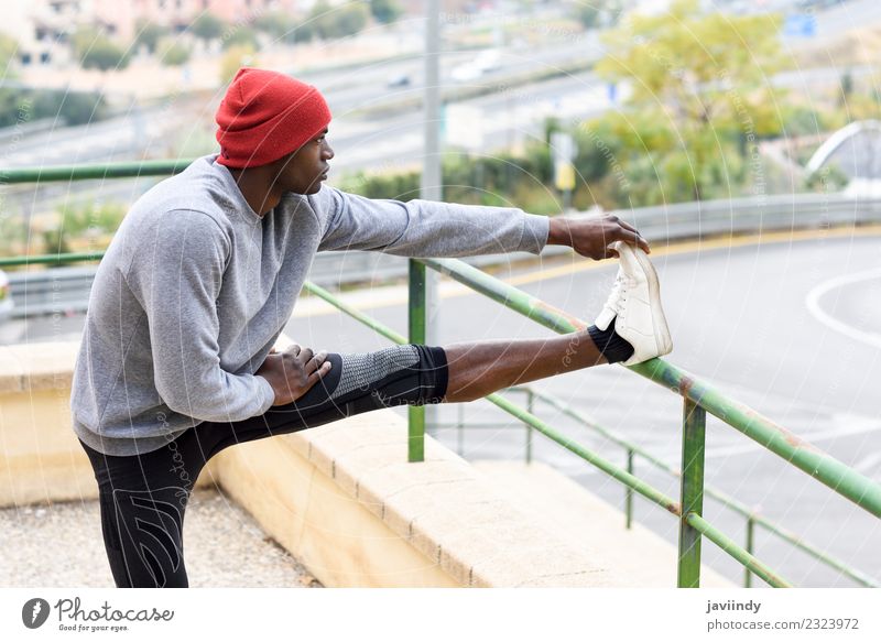 Schwarzer Mann, der sich dehnt, nachdem er im Freien gelaufen ist. Lifestyle Körper Winter Sport Joggen Mensch maskulin Junger Mann Jugendliche Erwachsene 1