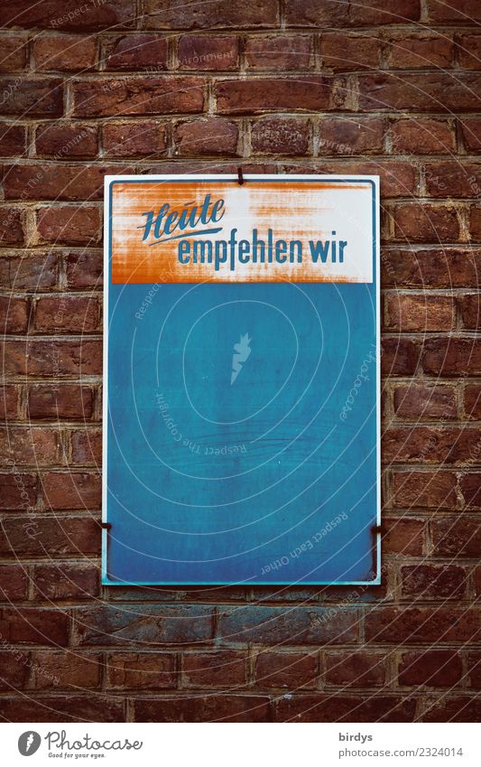 Gastronomie in der Krise, unbeschriebene Werbetafel im Retrostyle Werbebranche Backsteinwand Schriftzeichen Schilder & Markierungen Hinweisschild Warnschild