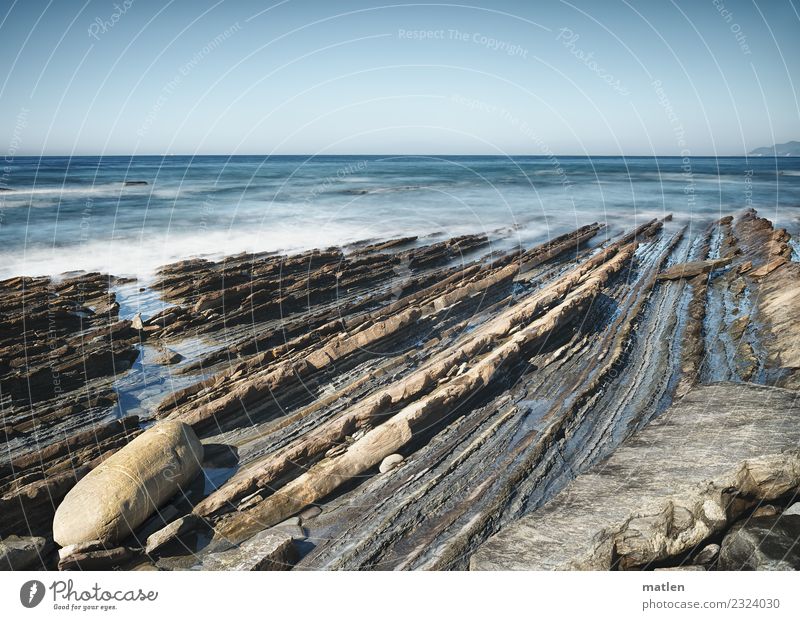 Riesenkrakenphallus Natur Landschaft Wasser Himmel Wolkenloser Himmel Horizont Sommer Schönes Wetter Felsen Meer liegen Spitze blau braun grau weiß Flysch