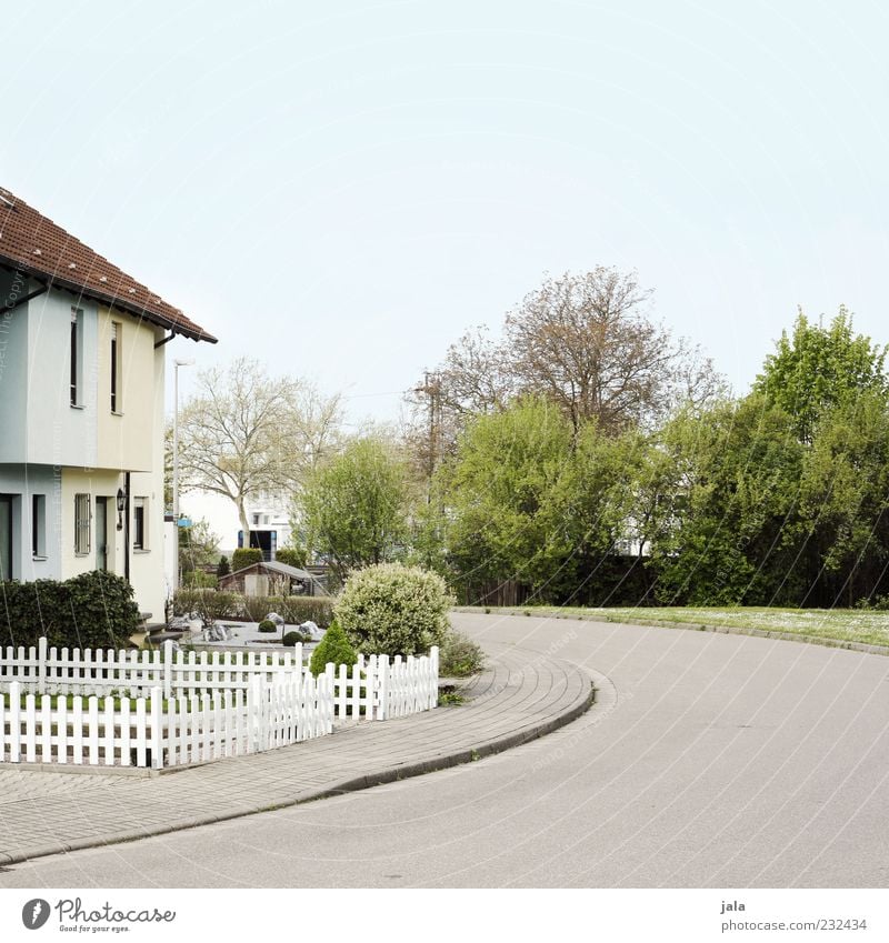 siedlung Himmel Pflanze Baum Garten Wiese Kleinstadt Menschenleer Haus Einfamilienhaus Bauwerk Gebäude Straße trist Wohnsiedlung Farbfoto Außenaufnahme