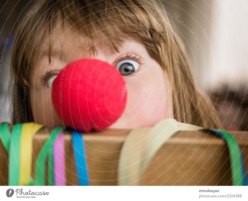 Mädchen mit Clownnase schaut in die Kamera Karneval Gesicht 1 Mensch 3-8 Jahre Kind Kindheit Party Luftschlangen Feste & Feiern Spielen frech Fröhlichkeit Glück