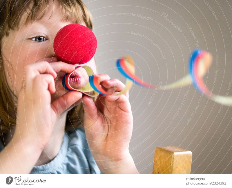 Blondes Mädchen mit Clownnase bläst eine Luftschlange durch das Bild. Karneval feminin Kind Kindheit Kopf 1 Mensch 3-8 Jahre Zirkus Party Rednose Rudolf blond