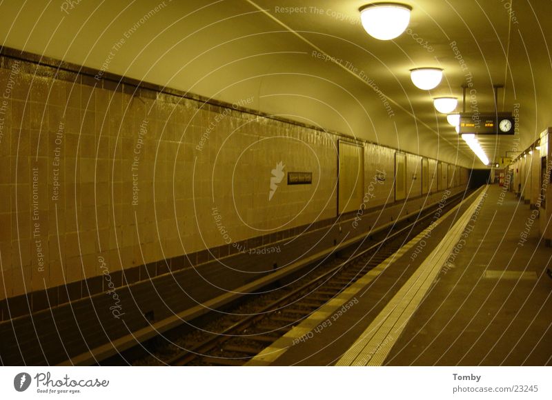 Berlin U-Bahn S-Bahn Gleise Bahnsteig Tunnel Nacht Verkehr