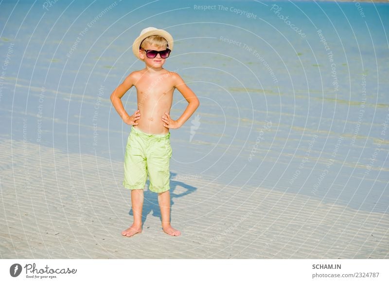 Porträt eines hübschen Jungen am sonnigen Wüstenstrand Lifestyle Freude Spielen Sommer Meer Insel Kindheit Landschaft Sonnenbrille Lächeln Fröhlichkeit