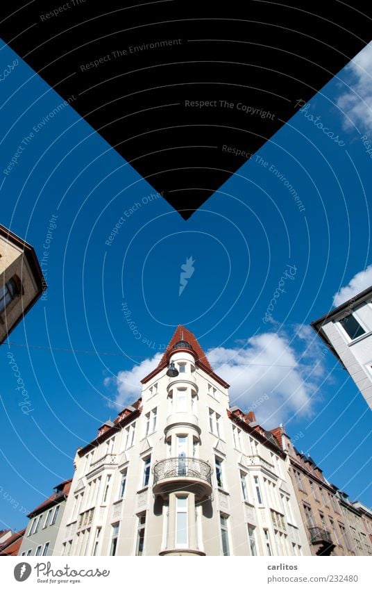 Göttinger Ecken III Haus ästhetisch Schönes Wetter Stadtzentrum Altstadt Mauer Wand Fassade Fenster historisch blau rot weiß Dach Dachziegel Balkon Geländer