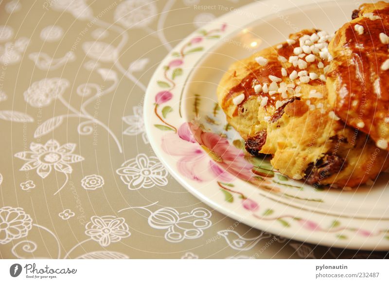 Rosinenbrötchen Lebensmittel Teigwaren Backwaren Croissant Süßwaren Frühstück Kaffeetrinken Teller Zufriedenheit Lebensfreude Duft gemütlich Farbfoto