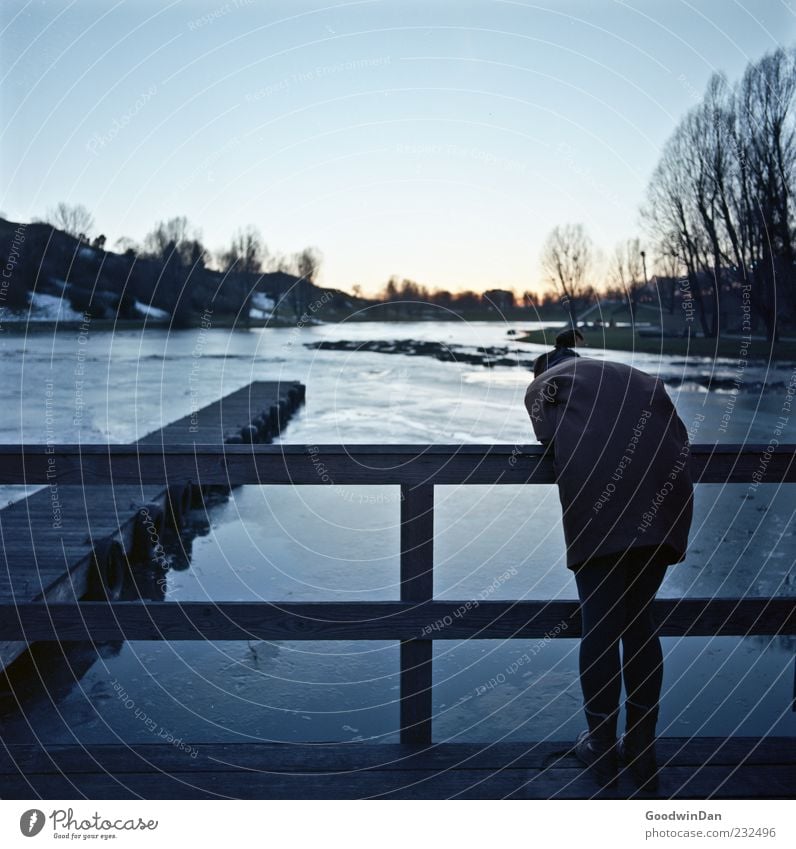 Schau mal da unten, Daniel. Mensch Frau Erwachsene Umwelt Natur Wasser Winter Wetter Schönes Wetter Eis Frost Park entdecken frieren Blick stehen warten dunkel