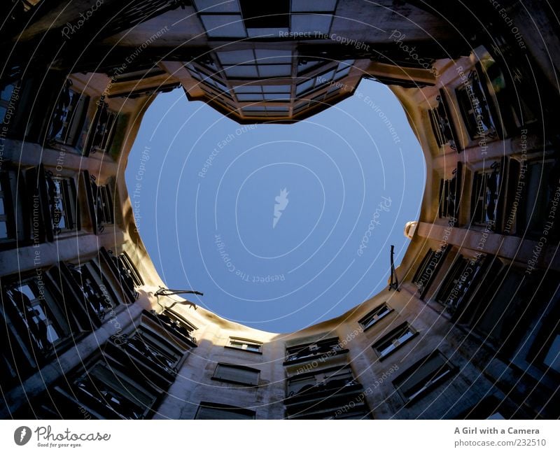 UP! Schönes Wetter Barcelona Spanien Katalonien Altstadt Bauwerk Gebäude Architektur Sehenswürdigkeit Casa Milà - La Pedrera alt authentisch außergewöhnlich