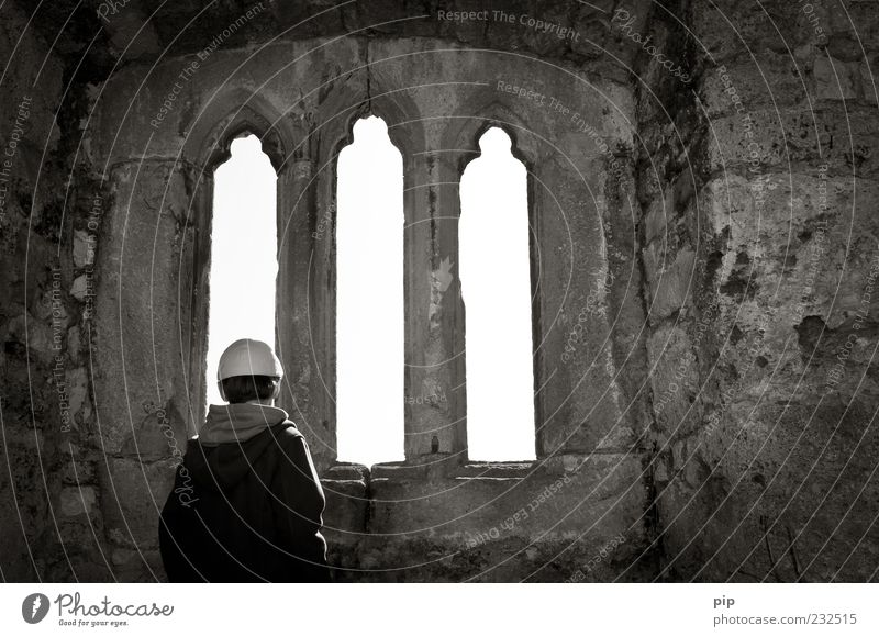 ||| Mensch maskulin Junge Rücken Ruine Turm Fenster Sehenswürdigkeit Hohenurach Mütze Stein alt Gotik Blick Fensterblick 3 hoch Antike kalt Architektur Mauer